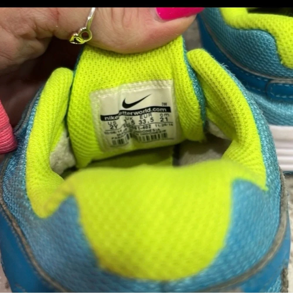 Nike Girls Blue and Pink tennis shoes size 2Y Great condition